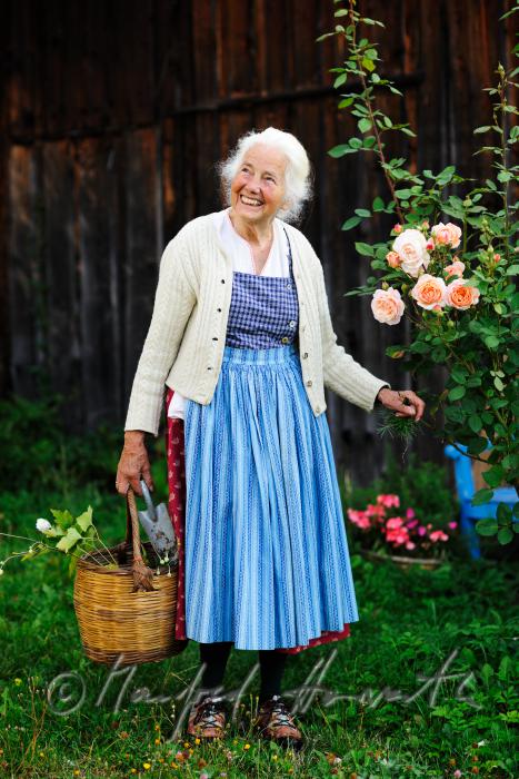 Frau Ingolde Fuchs mit Dirndl in ihrem Garten