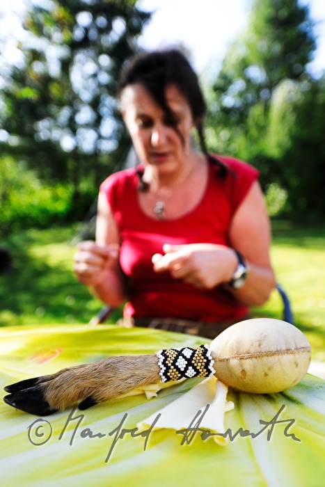 Rassel mit Ziegenfuß als Griff