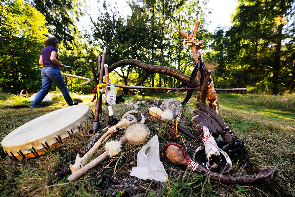 Bergkristall, Trommel und Rasseln beim Altar