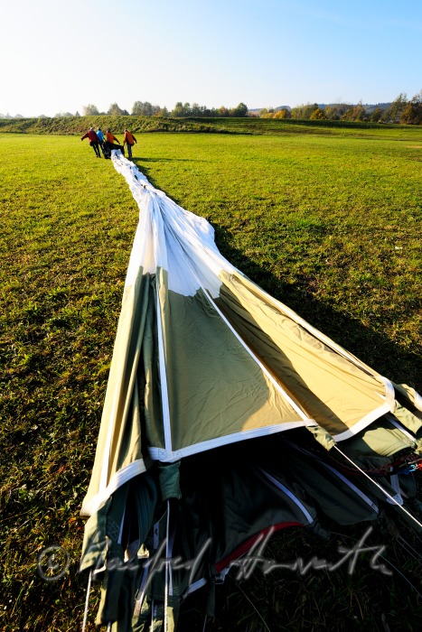 Aufbau des Ballones vor dem Start durch das Bodenpersonal