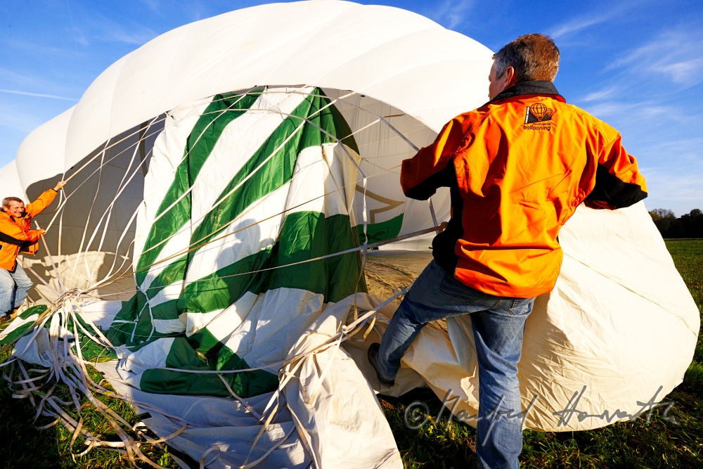 Aufbau des Ballones vor dem Start durch das Bodenpersonal