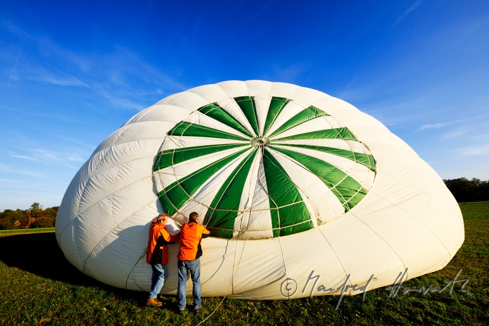 Aufbau des Ballones vor dem Start durch das Bodenpersonal
