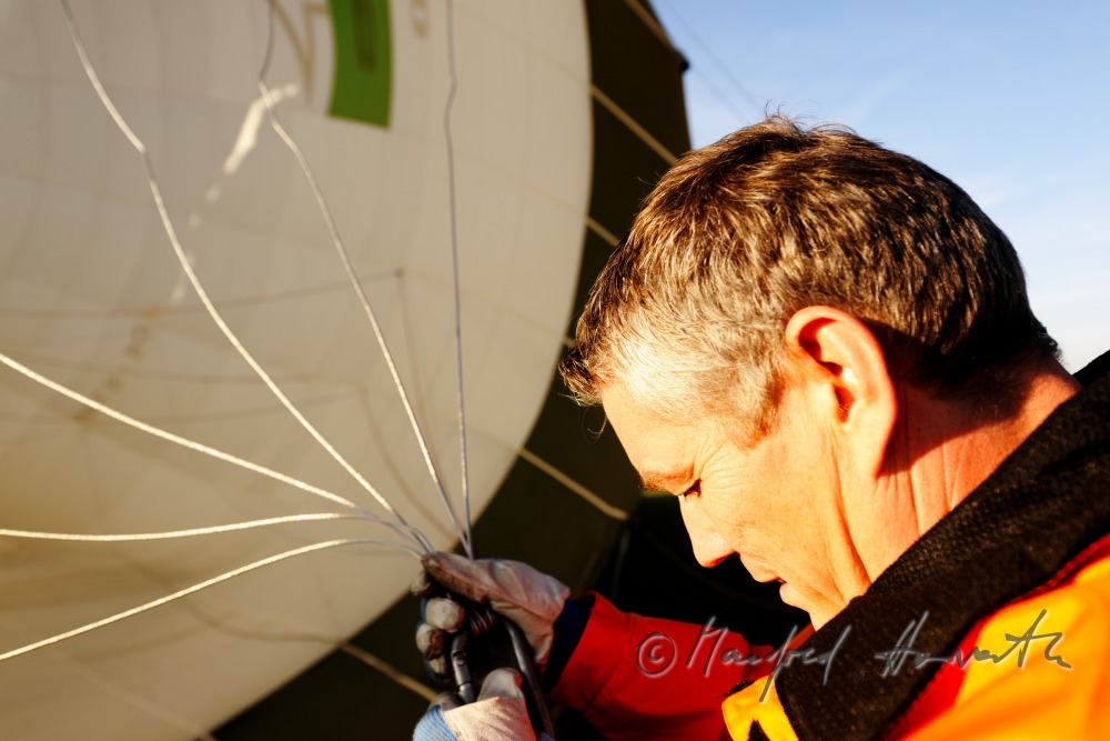 Aufbau des Ballones vor dem Start durch das Bodenpersonal