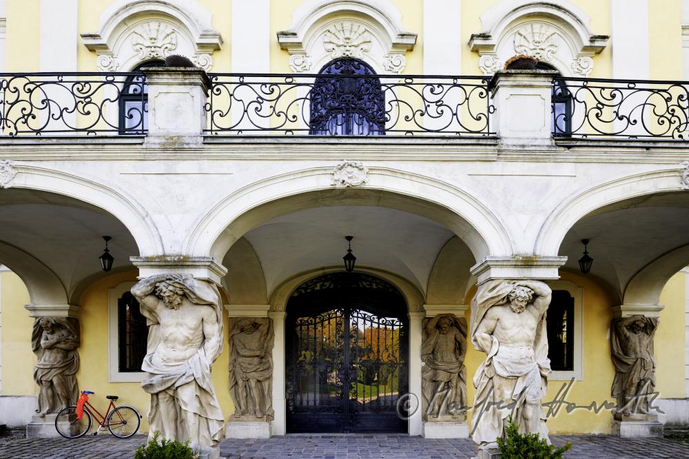 Vorbau der Altane: Atlanten beim EIngang zum Schloss beim