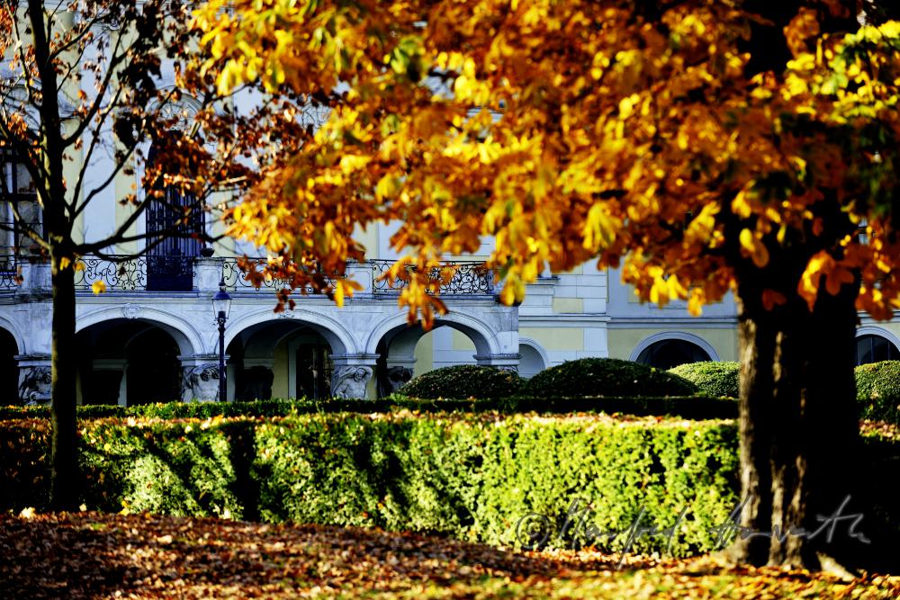Hauptfassade des Schlosses und Schlosspark