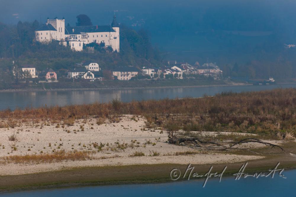 Schloss Ottensheim am Ufer der Donau