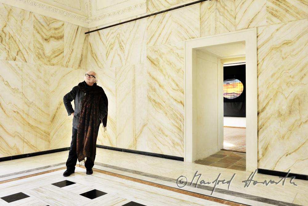 Maler Anton Lehmden im Marmorsaal seines Schlosses