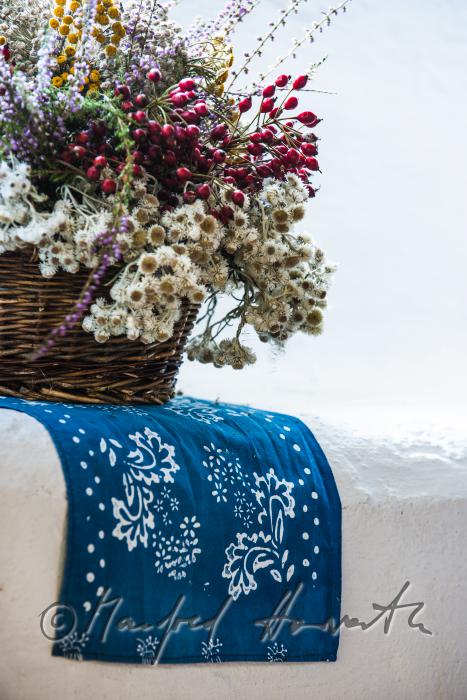 Blaudruck-Tuch und Trockenblume an einem Fenster