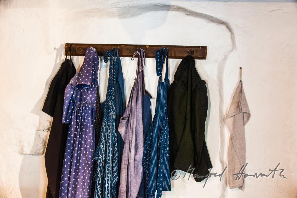 Ausstellung: Garderobe mit indigo-gefärbten Kleidern