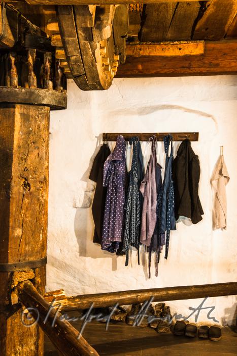 Ausstellung: Garderobe mit indigo-gefärbten Kleidern