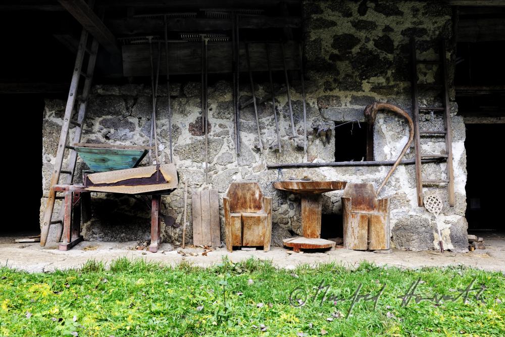 Wand der Scheune mit Werkzeugen und landwirtschaftlichen Geräten