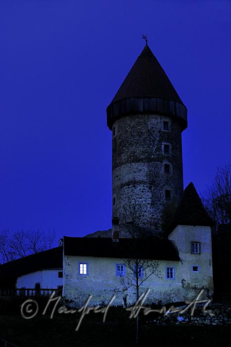 Bergfried der Burg auf dem Bergrücken des Unteren Mühlviertels