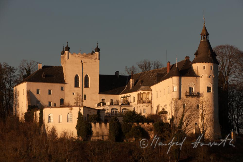 Schloss Ottensheim am Ufer der Donau