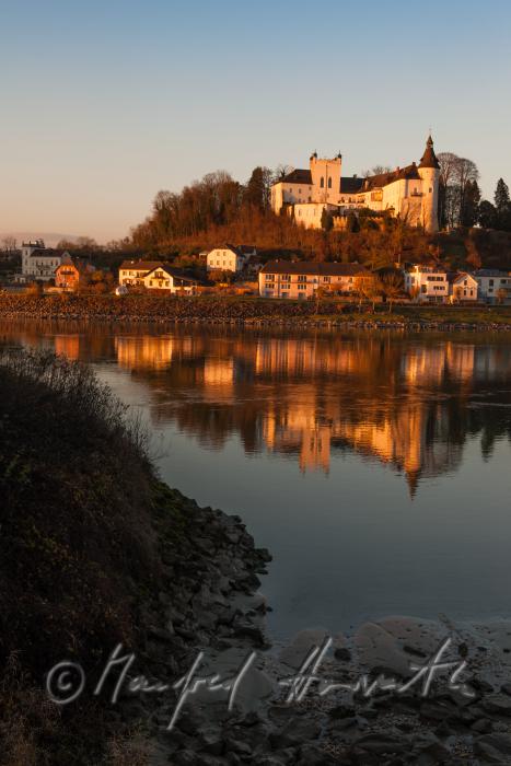 Schloss Ottensheim am Ufer der Donau