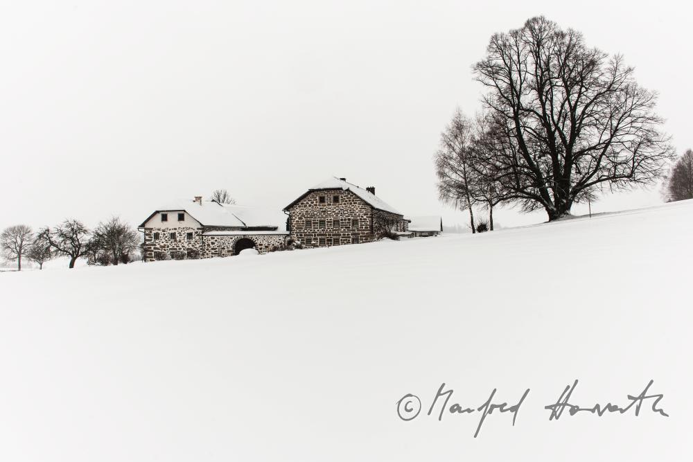 Mühlviertler Steinblass-Hof und schneebedeckte Granit-Blöcke