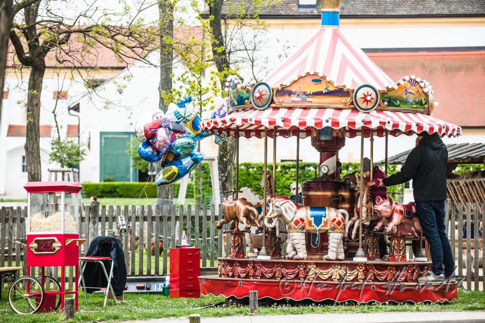 Ringelspiel im Garten bei der Feier zum 1.Mai