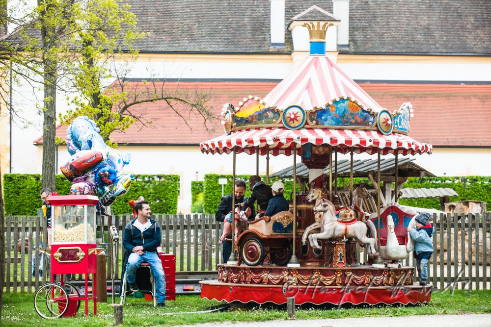 Ringelspiel im Garten bei der Feier zum 1.Mai