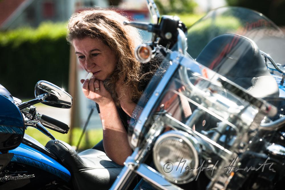Teilnehmerin am Harley Davidson-Motorradtreffen schminkt sich