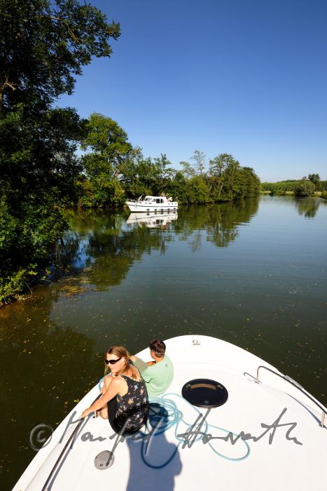 Hausboot-Fahrt auf dem Fluss Seille beim Ort Branges