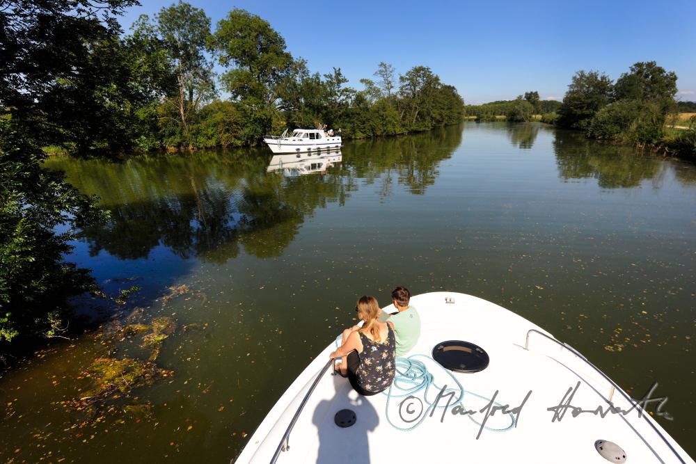 Hausboot-Fahrt auf dem Fluss Seille beim Ort Branges