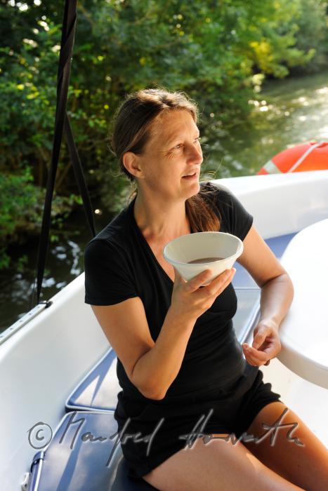 Morgentee auf dem Sonnendeck des Hausbootes 
