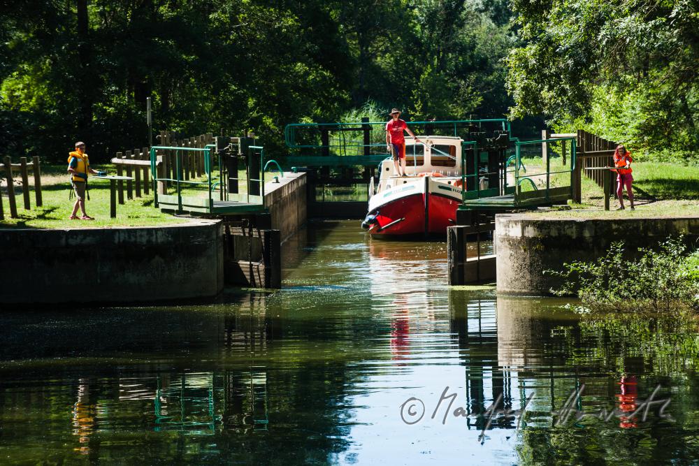 Hausboot in der Schleuse der Ortschaft Branges am Fluss Seille