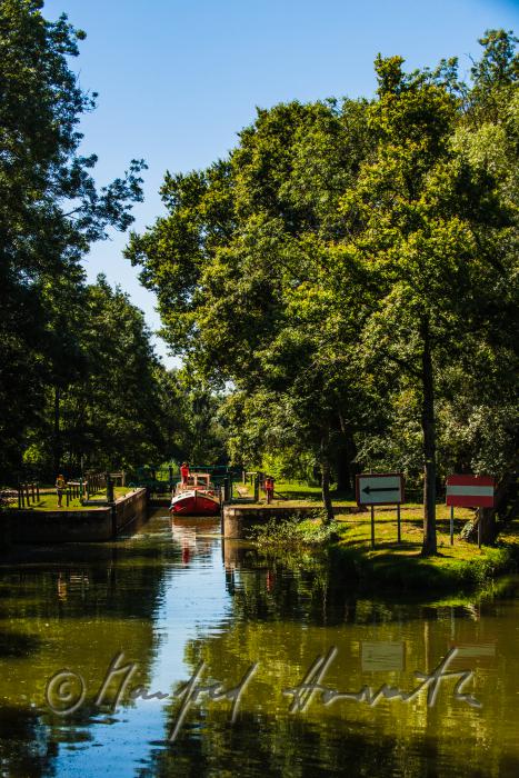 Hausboot in der Schleuse der Ortschaft Branges am Fluss Seille