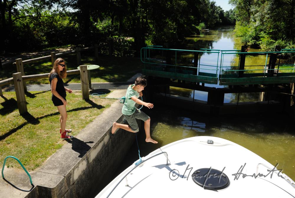 Hausboot in der Schleuse der Ortschaft Branges am Fluss Seille