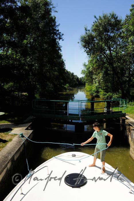 Hausboot in der Schleuse der Ortschaft Branges am Fluss Seille