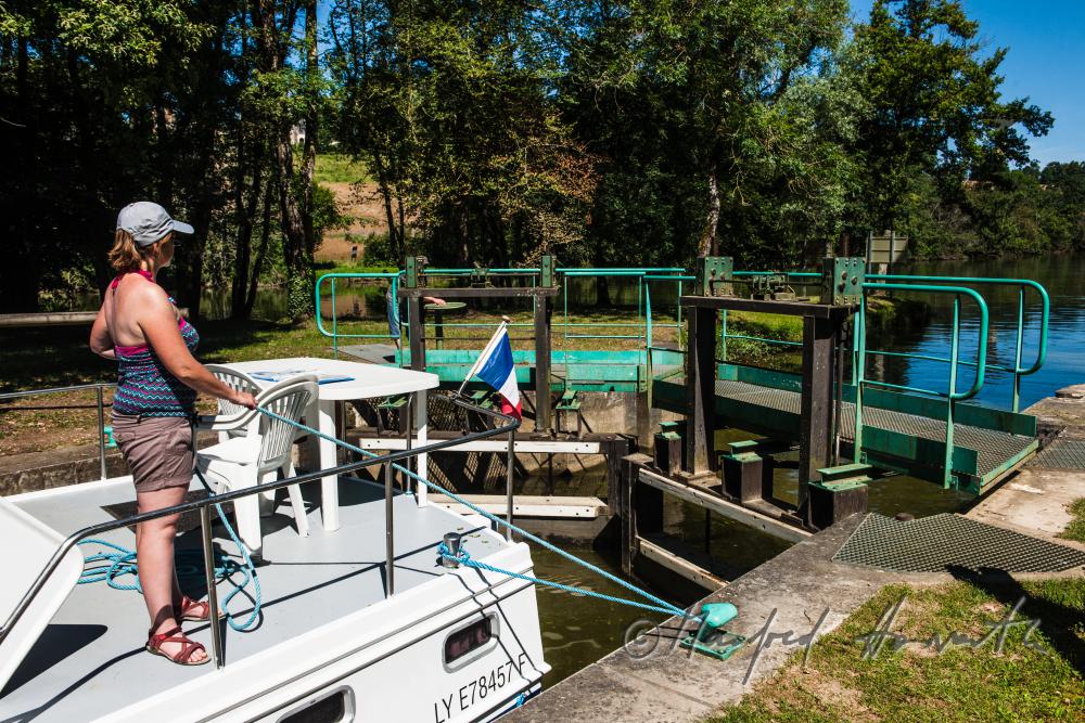 Hausboot in der Schleuse der Ortschaft Branges am Fluss Seille