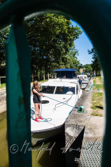 Hausboot in der Schleuse der Ortschaft Branges am Fluss Seille
