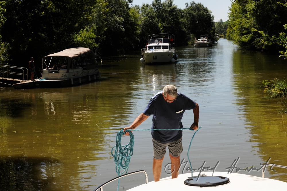 Hausboot in der Schleuse der Ortschaft Branges am Fluss Seille