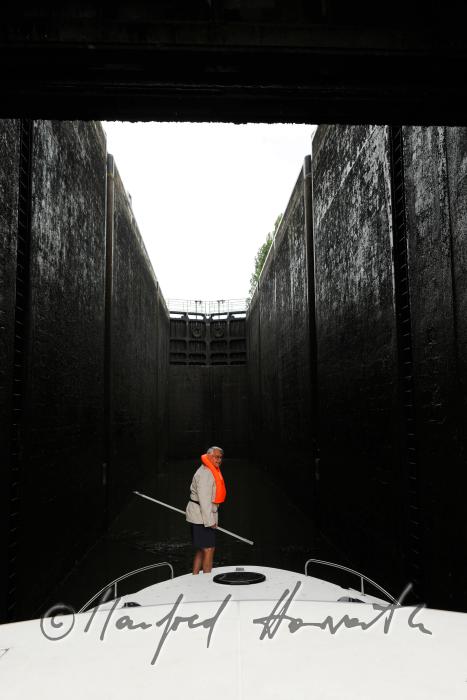 Hausboot bei der Einfahrt in eine 11 Meter hohe Schleuse