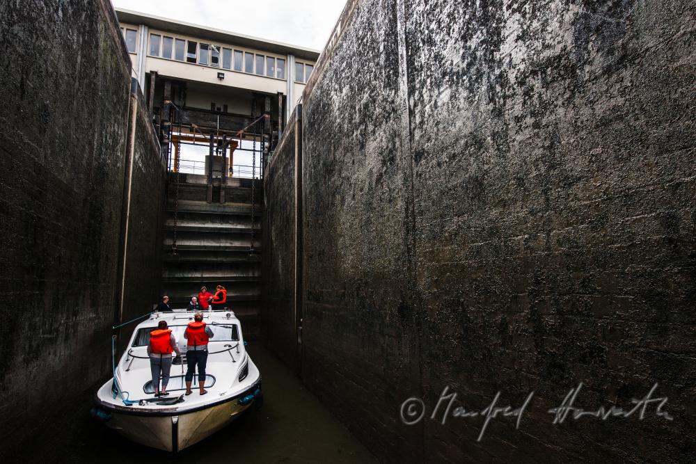 Hausboot bei der Einfahrt in eine 11 Meter hohe Schleuse