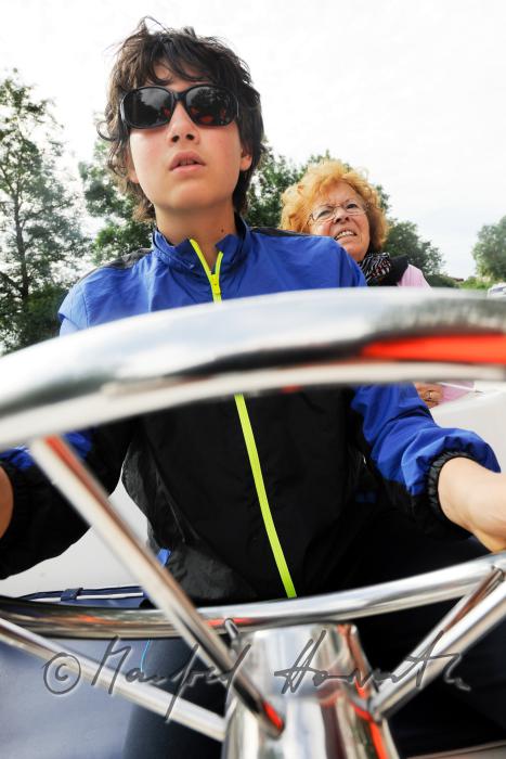 Junge am Steuer des Hausbootes 