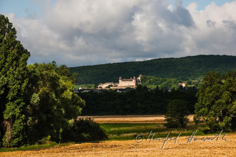 Blick von der Schleusenanlage zur Ortschaft Rully