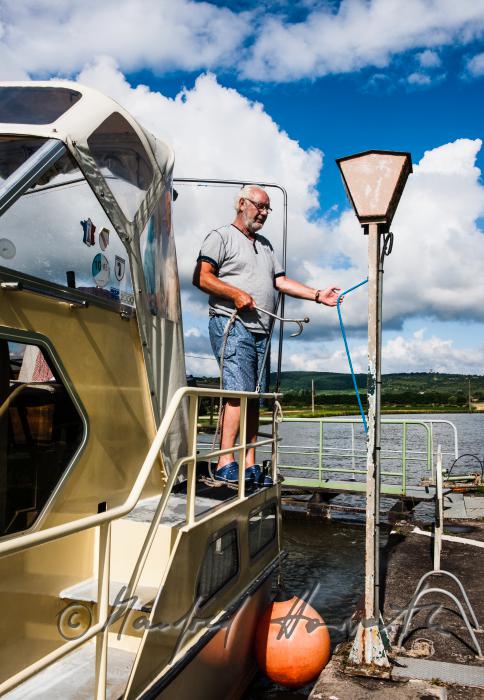Hausboot in der Schleusenanlage beim Ziehen des 