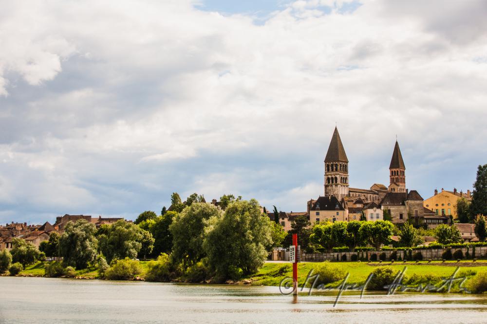frühromanische Abteikirche Saint-Philibert und Parkanlage am Saone-Ufer