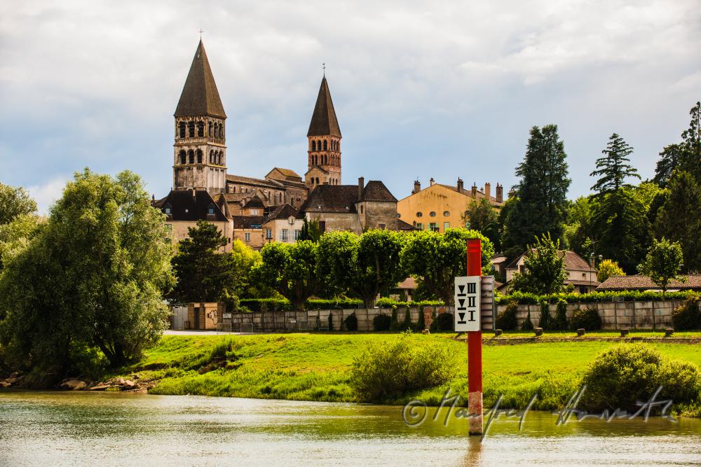 frühromanische Abteikirche Saint-Philibert und Parkanlage am Saone-Ufer