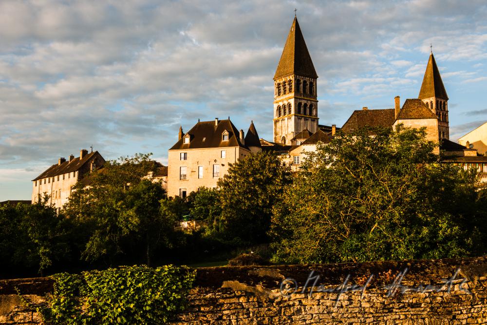 frühromanische Abteikirche Saint-Philibert und Parkanlage am Saone-Ufer