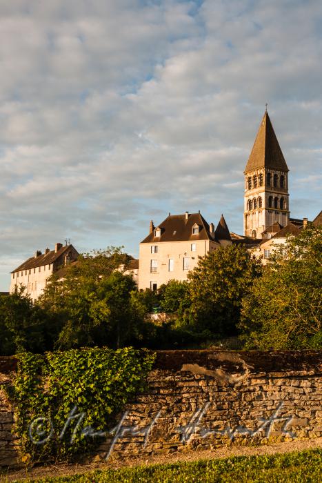 frühromanische Abteikirche Saint-Philibert und Parkanlage am Saone-Ufer