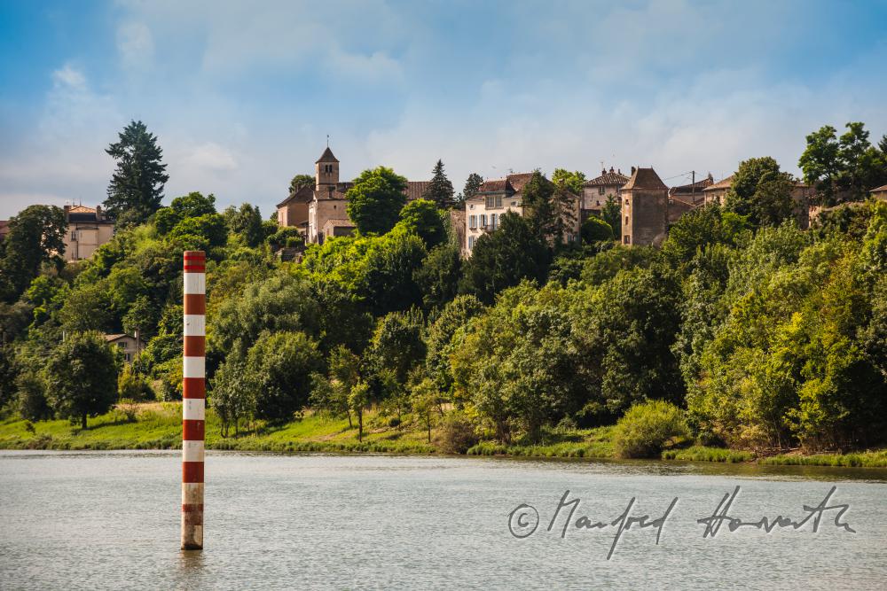 Burganlage südlich von Turnus am Ufer der Saone.