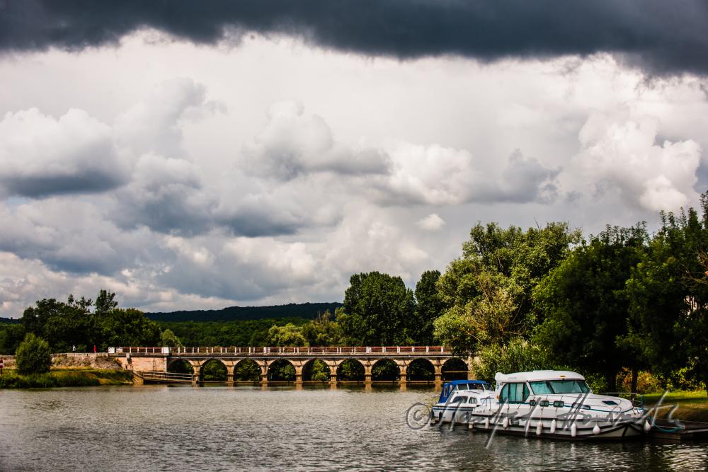 Bogenbrücke am Fluß Seille