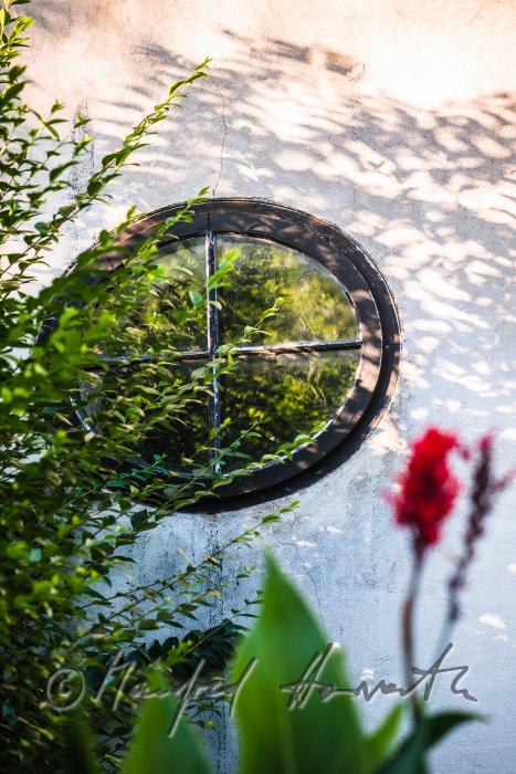 ovales Fenster und Garten