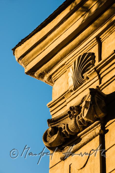 barocke Fassade des Schlosses mit Muschel und griechischer Säule