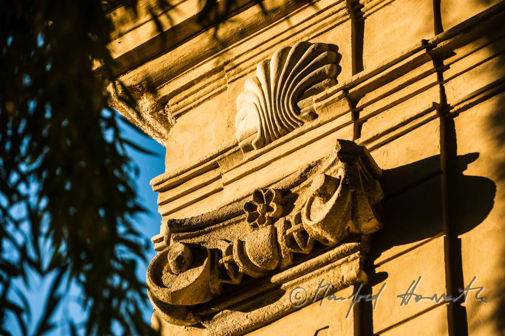 barocke Fassade des Schlosses mit Muschel und griechischer Säule