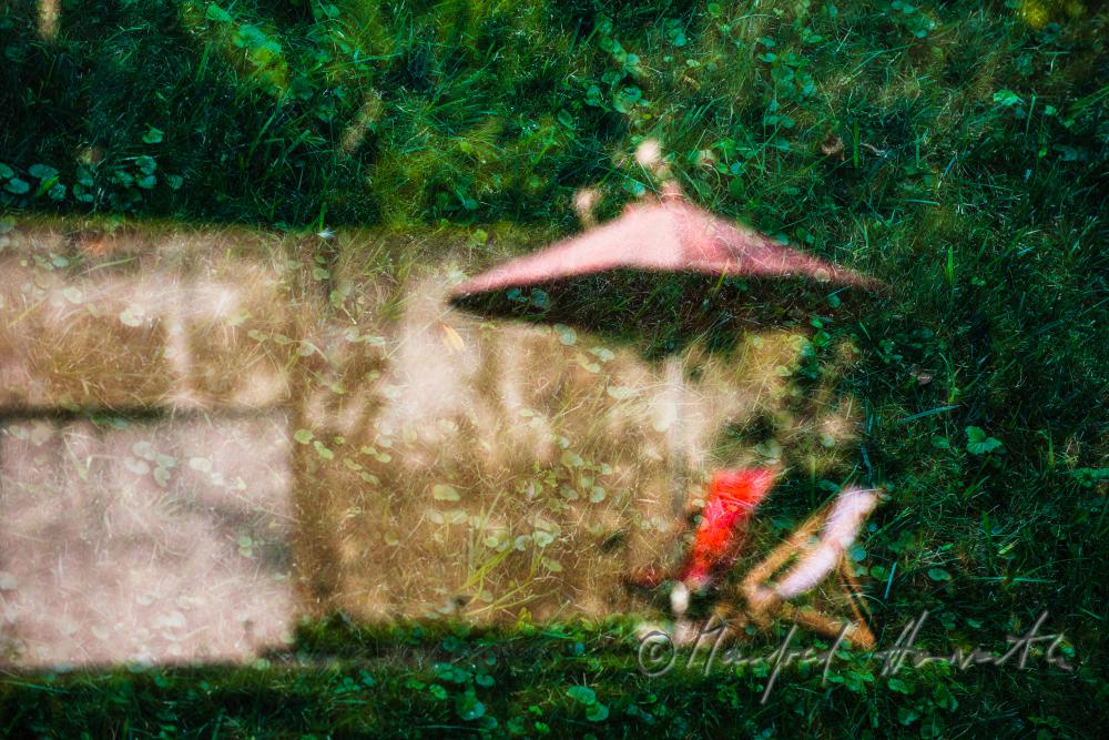 Blick durch den halbdurchlässigen Spiegel auf Garten-Garnitur
