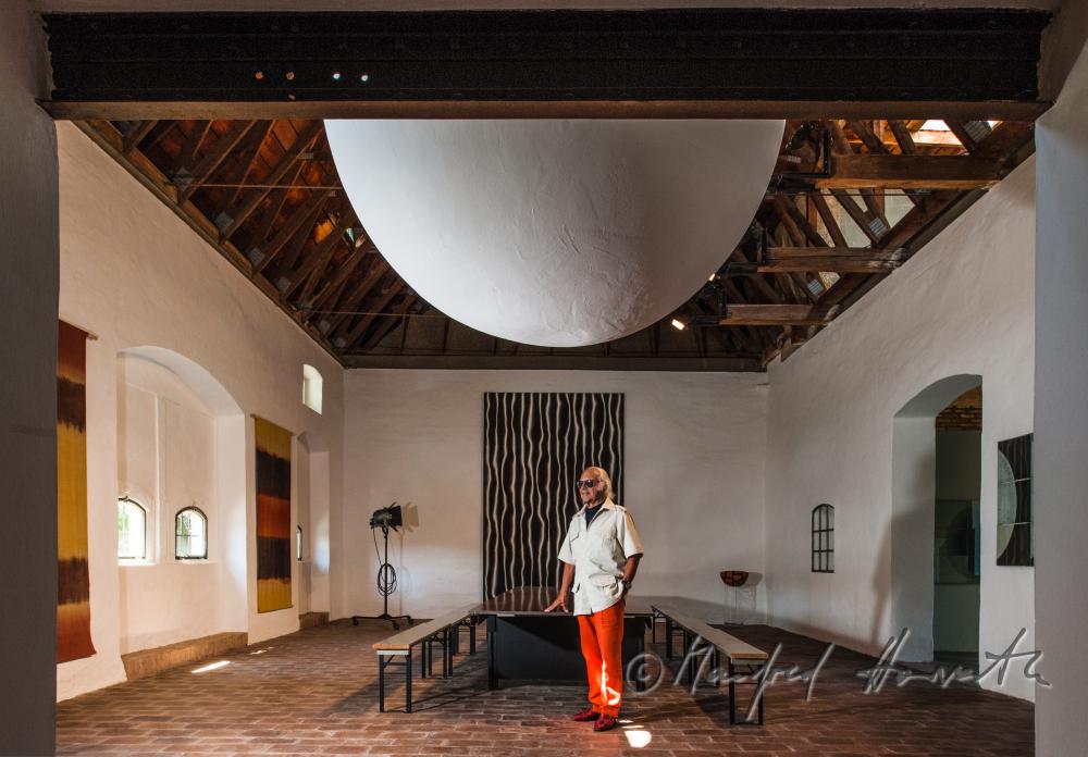 Architekt Carl Pruscha in seinem Wohnzimmer