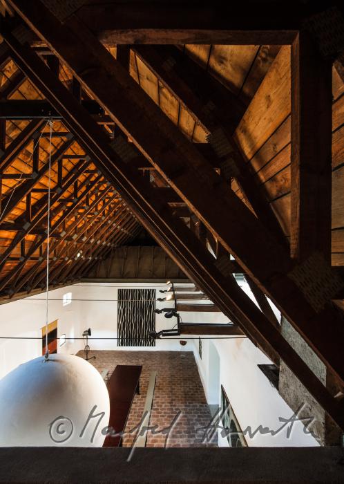 Wohnzimmer mit Holz-Fachwerks-Decke und Ziegelboden