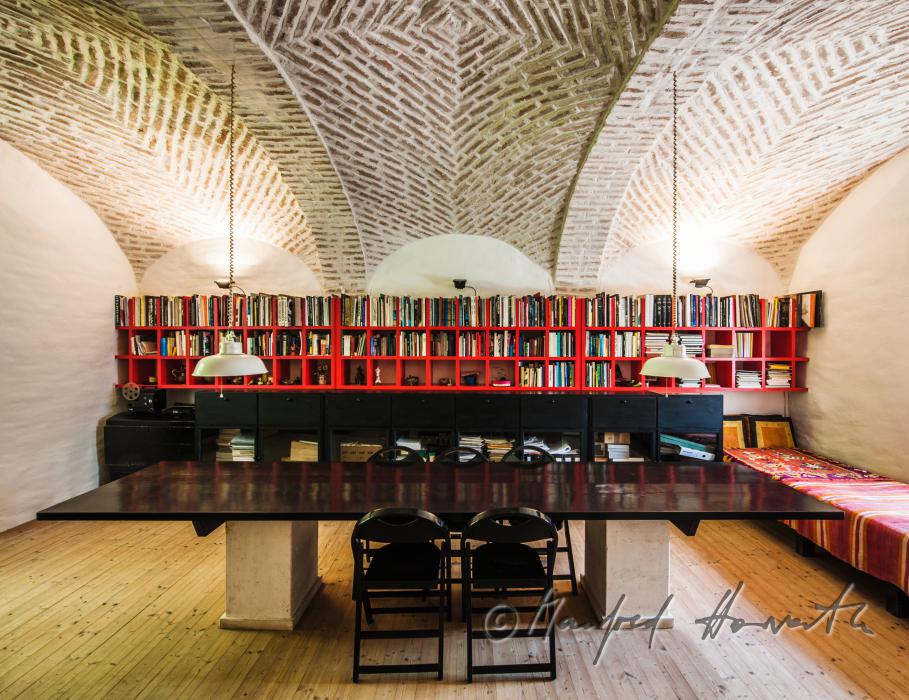 Bibliothek und Arbeitstisch unter Ziegelgewölbe